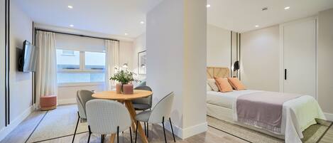 Tabla de planchar con plancha, Internet, ropa de cama