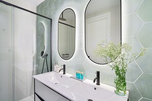 Shower, hair dryer, towels