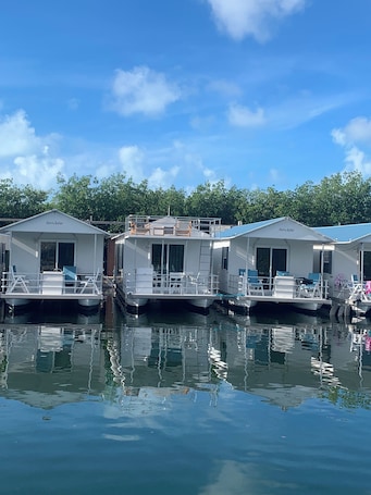 Exterior. Aqua Lodges at Hurricane Hole Marina