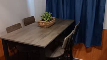 Cabaña Confort | Servicio de comidas en la habitación