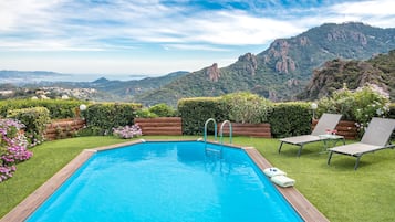 Een buitenzwembad en een verwarmd zwembad