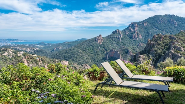 Silla de descanso con vistas a un paisaje montañoso y un pueblo costero.
