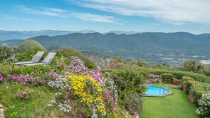 Una piscina al aire libre, una piscina climatizada