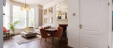 Een televisie en boeken