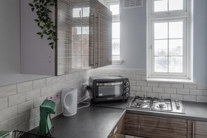 Kjøleskap, mikrobølgeovn, ovn og kokeplater