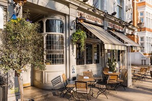 Outdoor dining - Brunswick Oasis.  A Luxury For 4 w/ Private Patio (London)