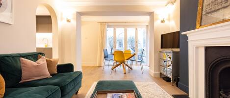 Flat-screen TV, fireplace, books