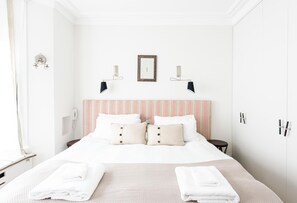 1 soverom, skrivebord for bærbar PC og strykejern/-brett