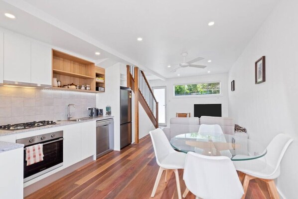 Refrigerador, microondas, horno y lavavajillas 