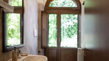 Doccia, bidet, asciugamani, carta igienica