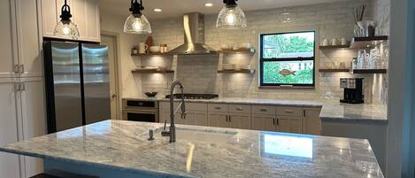 冰箱、微波炉、烤箱、炉灶