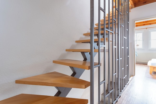 Un escalier avec des marches en bois et des rampes en métal.