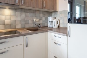 Réfrigérateur, plaque de cuisson, lave-vaisselle, cafetière/bouilloire