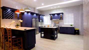 Jääkaappi, uuni, liesi, ruokailupöytä