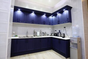 Réfrigérateur, four, plaque de cuisson, tables à manger