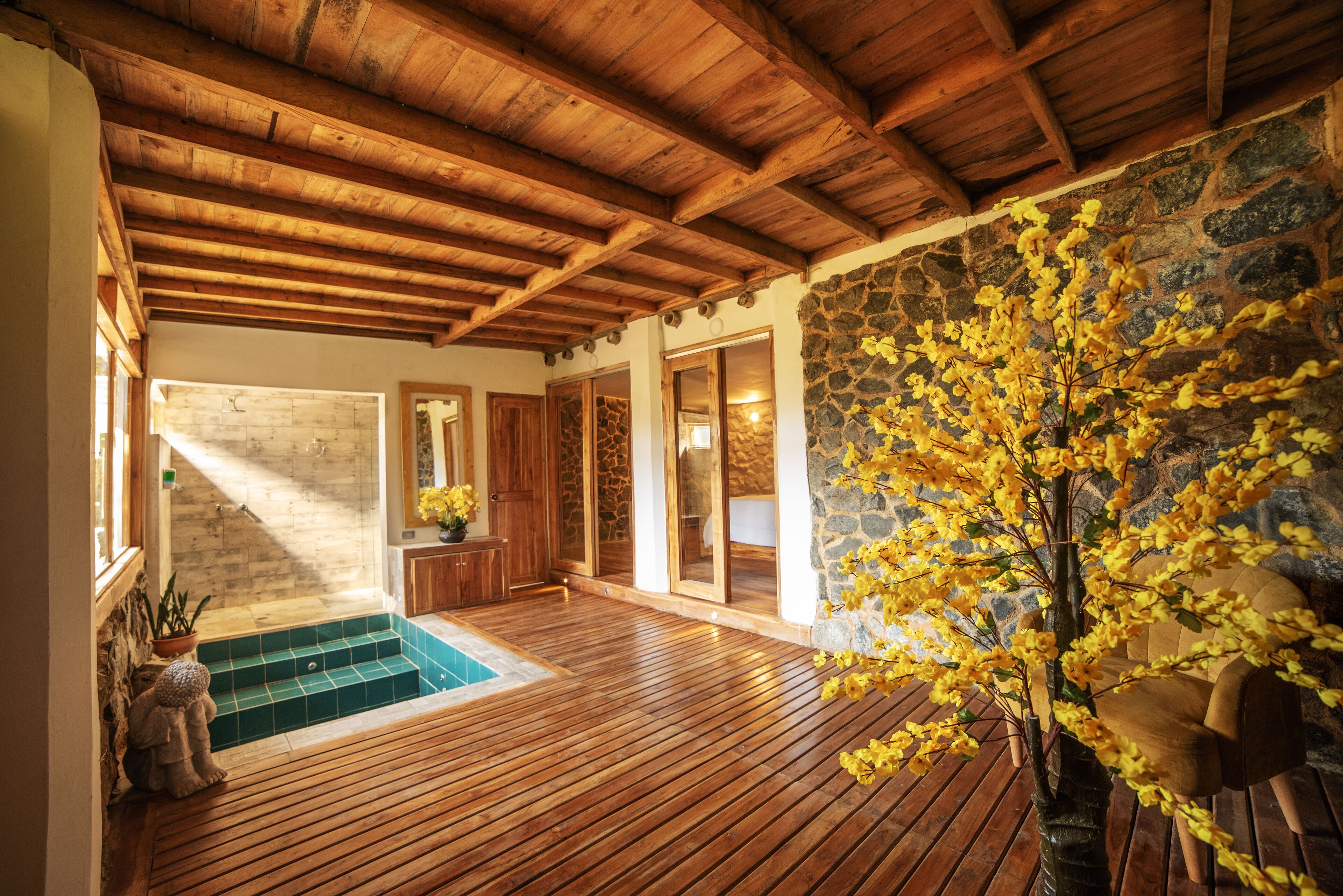 Superior Suite | Bathroom | Shower, rainfall showerhead, towels, soap