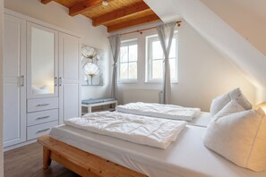 2 bedrooms, travel crib, free WiFi