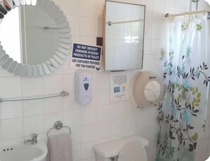 Combined shower/tub, towels, toilet paper