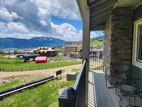 Property grounds. SKI-IN/SKI-OUT! New Renovated Bathrooms! Shared Hot Tub!