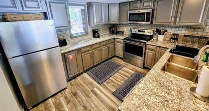 SKI-IN/SKI-OUT! Brand New Bathrooms! Shared Hot Tub!