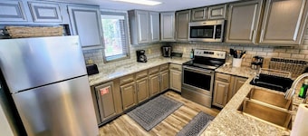 SKI-IN/SKI-OUT! Brand New Bathrooms! Shared Hot Tub!