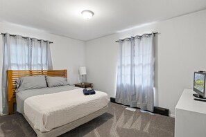 3 bedrooms, desk, iron/ironing board, travel cot