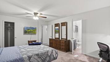 3 chambres, bureau, fer et planche Ă  repasser, lit parapluie