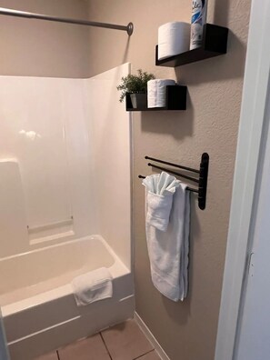 Dusche, Whirlpool, Haartrockner, Handtücher