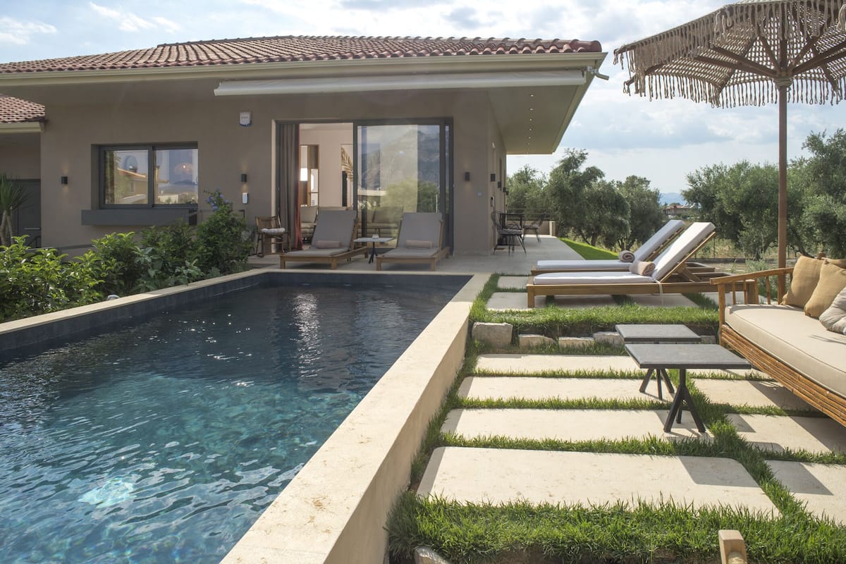 Uma casa moderna com piscina, área de estar externa e pérgola.