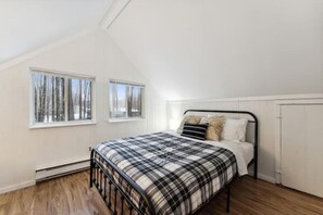 4 bedrooms, iron/ironing board, free WiFi, bed sheets