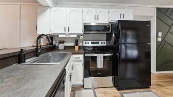 Réfrigérateur, micro-ondes, four, plaque de cuisson