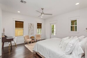 3 bedrooms, iron/ironing board, WiFi, bed sheets - Downtown 3 bedroom Townhouse (Lake Charles)