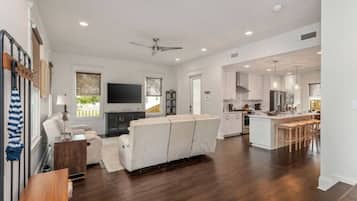 Een televisie, een open haard en een kantoor