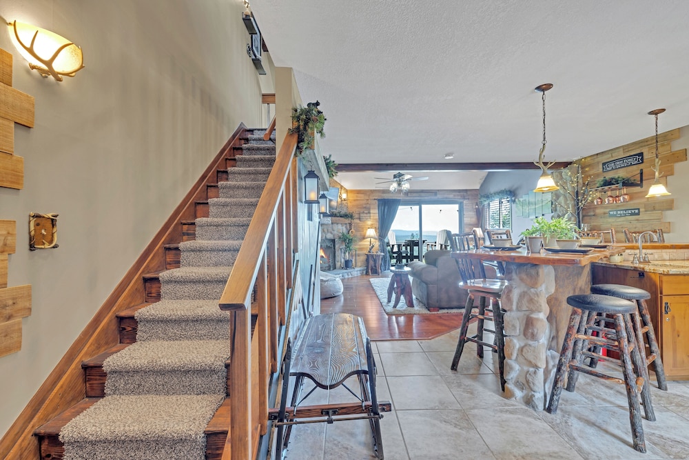 A+ Mountaintop Views! Pool Hot Tub UPSCALE COZY UNIQUE FuN 4 ALL AGES