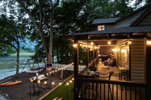 Dragonfly Den - Luxury RIVERFRONT/Hot Tub/Games!!!!