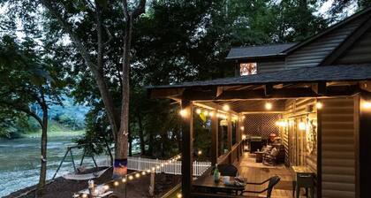 Dragonfly Den - Luxury RIVERFRONT/Hot Tub/Games!!!!