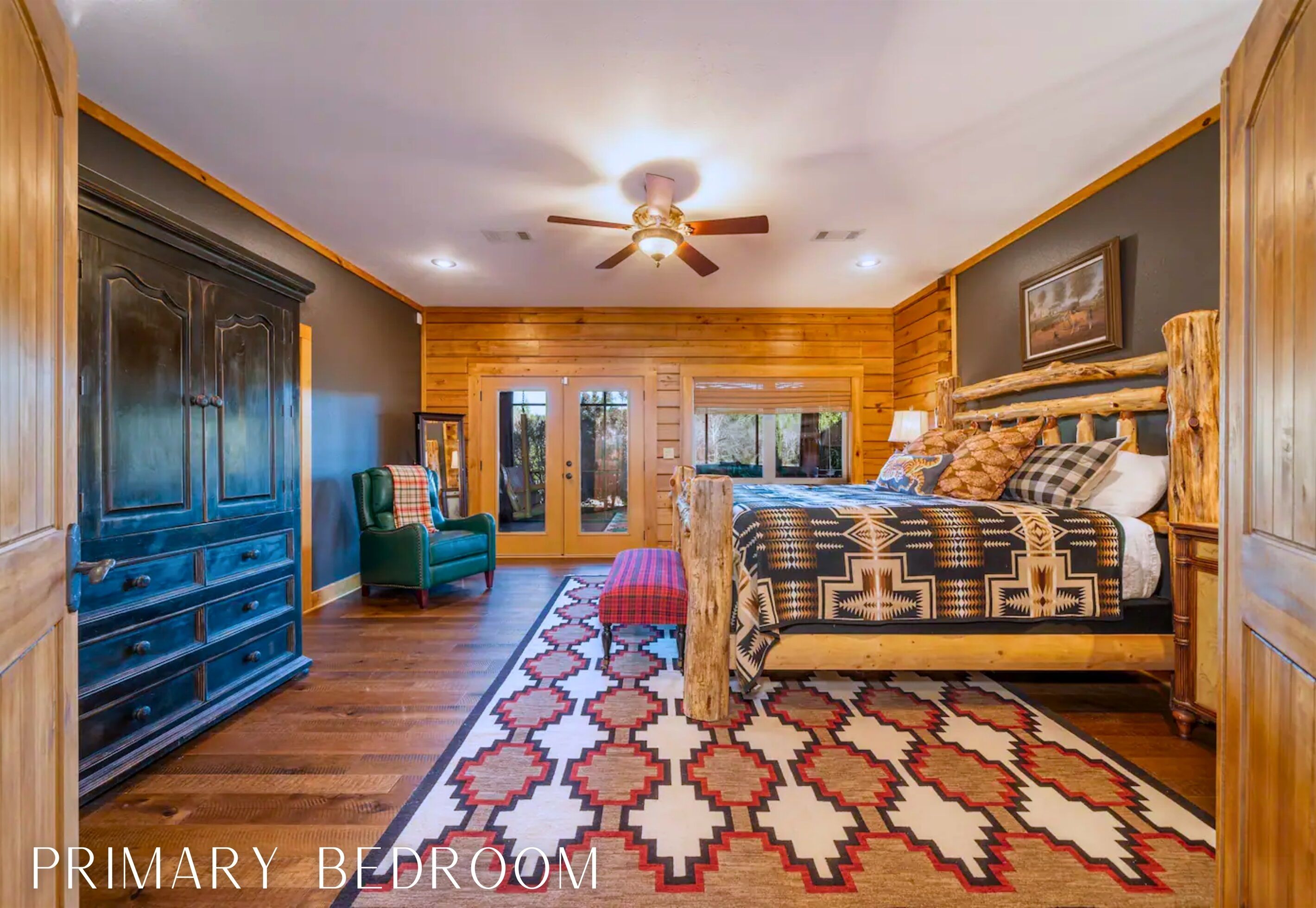 9 chambres, bureau, fer et planche à repasser, lit parapluie