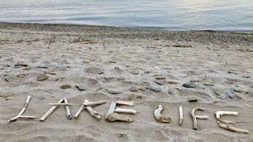 Chaises longues, serviettes de plage