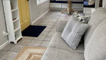 TV connectée, cheminée, livres