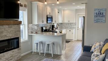 TV connectée, cheminée, livres