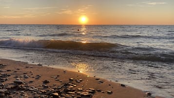 Chaises longues, serviettes de plage