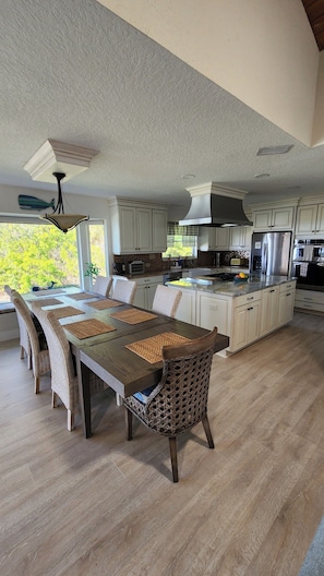Dining - Amazing 5 Bedroom, 3-bathroom Beach house. Bring the whole family and friends. (Jensen Beach)