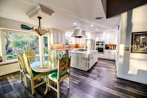 Fridge, microwave, oven, stovetop - Amazing 5 Bedroom, 3-bathroom Beach house. Bring the whole family and friends. (Jensen Beach)