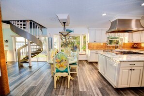 Fridge, microwave, oven, stovetop - Amazing 5 Bedroom, 3-bathroom Beach house. Bring the whole family and friends. (Jensen Beach)