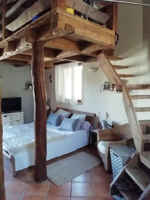 3 habitaciones, tabla de planchar con plancha y cuna de viaje