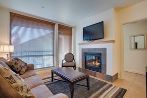 Flat-screen TV, fireplace - Resort-Style Condo w/ Lake Chelan & Mtn Views (Chelan)