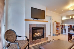 Flat-screen TV, fireplace - Resort-Style Condo w/ Lake Chelan & Mtn Views (Chelan)