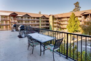 Outdoor dining - Resort-Style Condo w/ Lake Chelan & Mtn Views (Chelan)