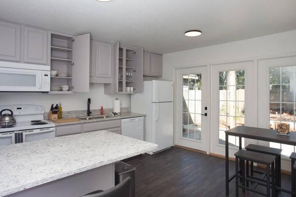 KĂŒhlschrank, Mikrowelle, Ofen, Herdplatte