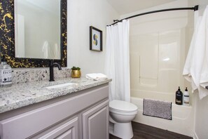 Hair dryer, towels, soap, shampoo - Pet-Friendly, Luxurious Modern Home ✨5 min to Downtown✨ (Pensacola)